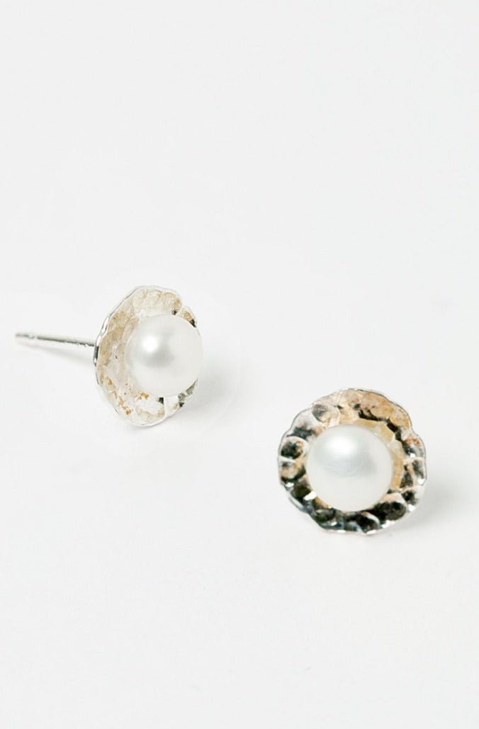 Simple sliver pearl stud earrings. Hammered silver disc stud earrings adorned with flat, round freshwater pearls. Tiny, handmade silver stud earrings by J'Adorn Designs custom jewelry and modern bridal accessories.