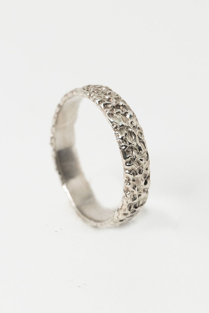 アクセサリー Vintage Texture Silver Ring Crater Texture Ring in Silver, Stacking Ring by J'Adorn Designs