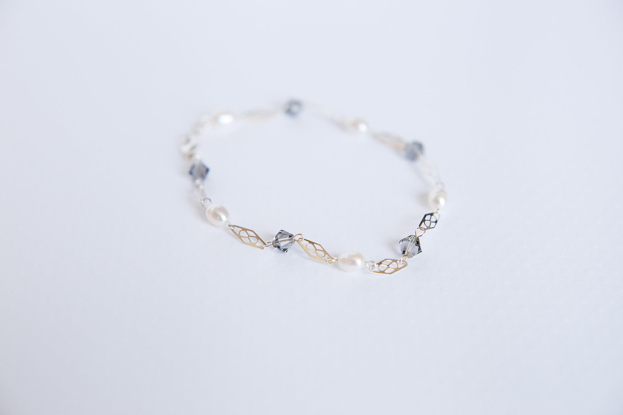 Delicate Silver Link Bracelet with White Pearls and Grey